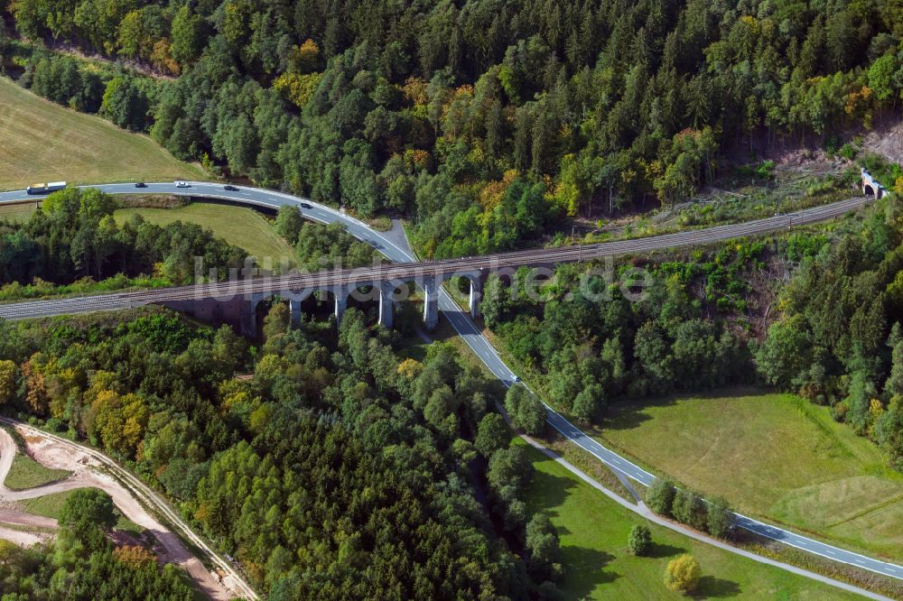 Obersinn aus der Vogelperspektive: Viadukt des Bahn- Brückenbauwerk in Obersinn im Bundesland Bayern, Deutschland
