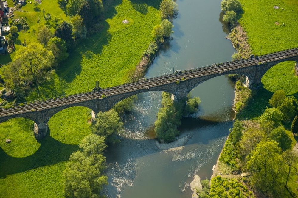 Witten von oben - Viadukt des Bahn- Brückenbauwerk im Ortsteil Bommern in Witten im Bundesland Nordrhein-Westfalen, Deutschland