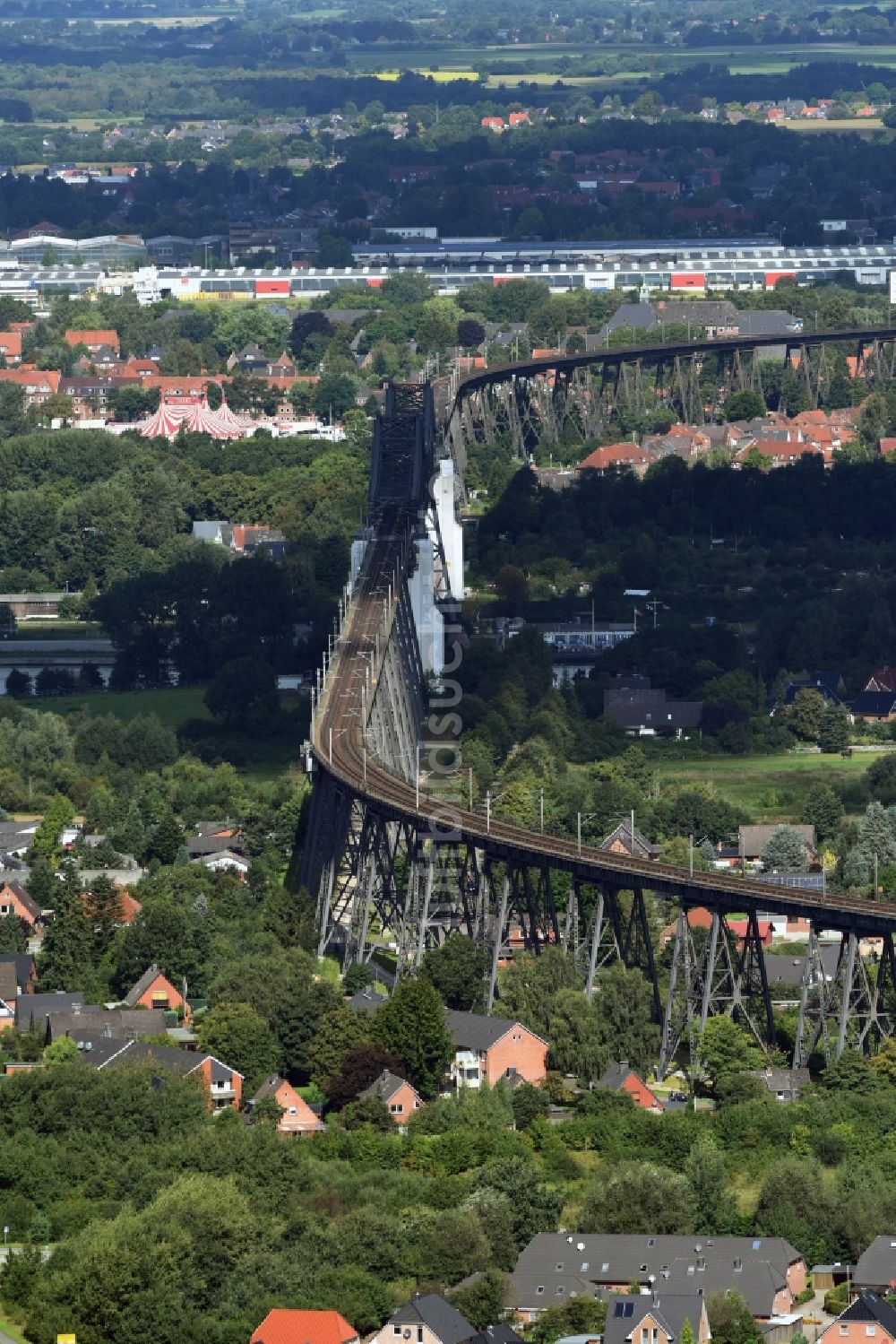 Osterrönfeld aus der Vogelperspektive: Viadukt des Bahn- Brückenbauwerk in Osterrönfeld im Bundesland Schleswig-Holstein