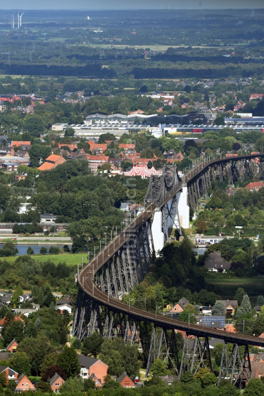 Osterrönfeld von oben - Viadukt des Bahn- Brückenbauwerk in Osterrönfeld im Bundesland Schleswig-Holstein