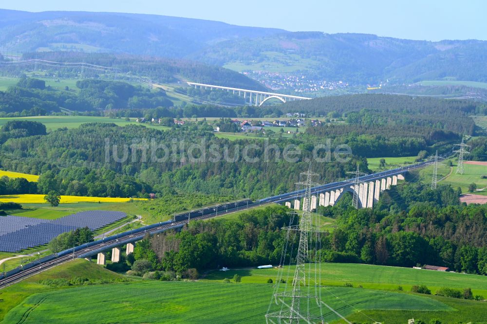 Rödental aus der Vogelperspektive: Viadukt des Bahn- Brückenbauwerk Talbrücke Froschgrundsee in Rödental im Bundesland Bayern, Deutschland