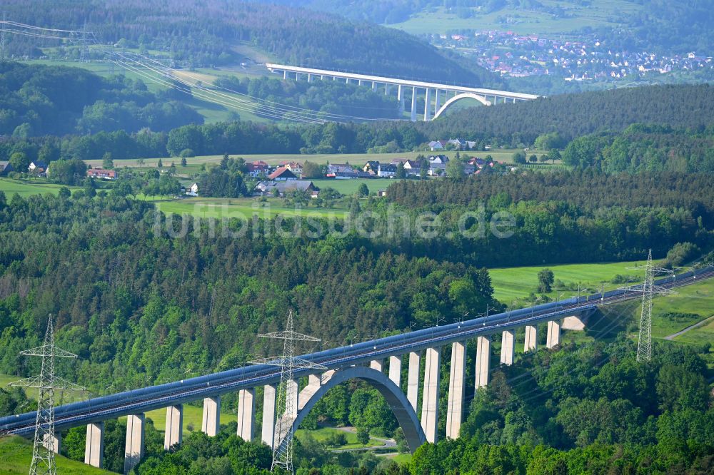 Rödental aus der Vogelperspektive: Viadukt des Bahn- Brückenbauwerk Talbrücke Froschgrundsee in Rödental im Bundesland Bayern, Deutschland