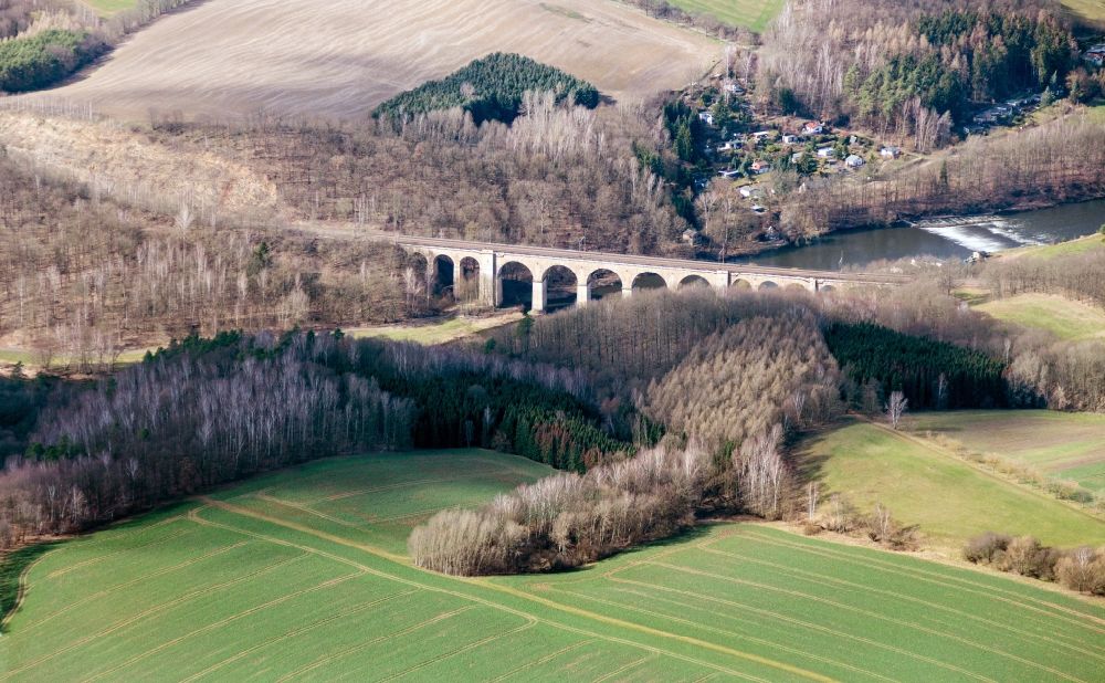 Wechselburg von oben - Viadukt des Bahn- Brückenbauwerk in Wechselburg im Bundesland Sachsen, Deutschland