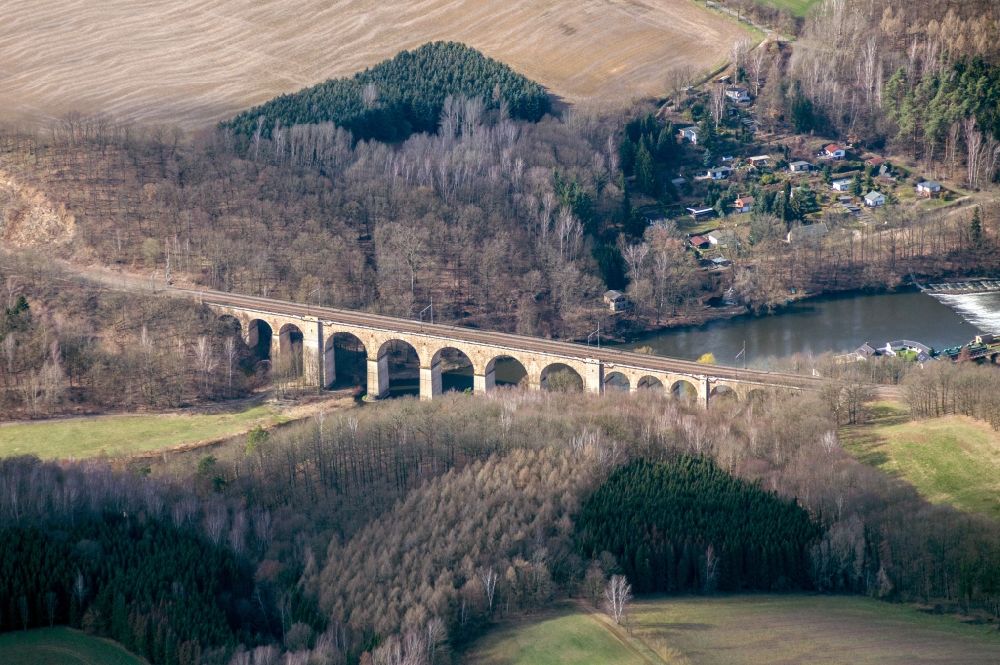 Luftbild Wechselburg - Viadukt des Bahn- Brückenbauwerk in Wechselburg im Bundesland Sachsen, Deutschland
