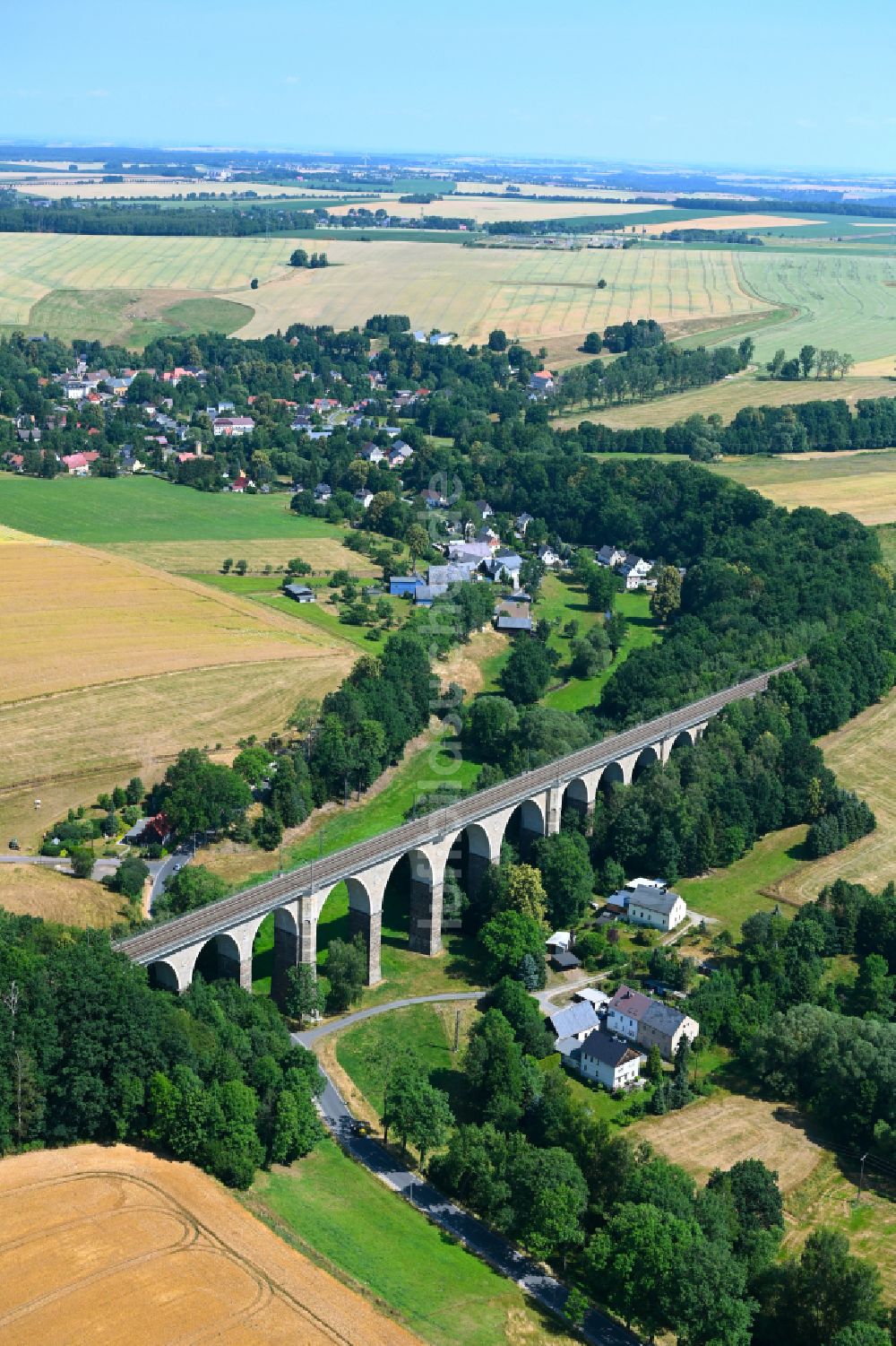 Oberschöna von oben - Viadukt des Bahn- Brückenbauwerk Wegefarther Viadukt in Oberschöna im Bundesland Sachsen, Deutschland
