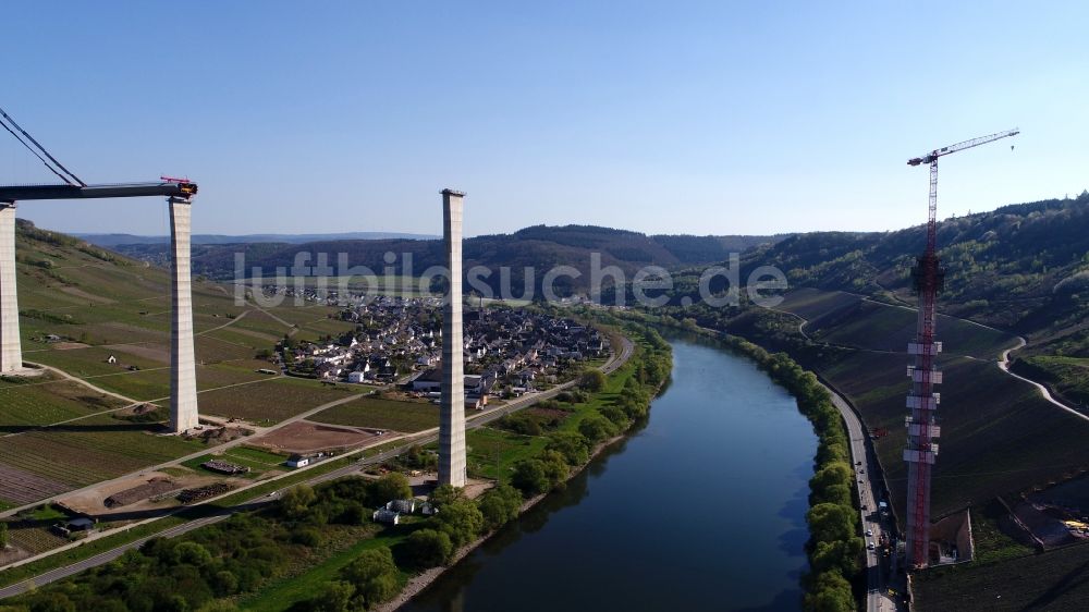 Luftaufnahme Zeltingen-Rachtig - Viadukt- Brückenneubau- Baustelle zum Hochmoselübergang bei Zeltingen-Rachtig im Bundesland Rheinland-Pfalz
