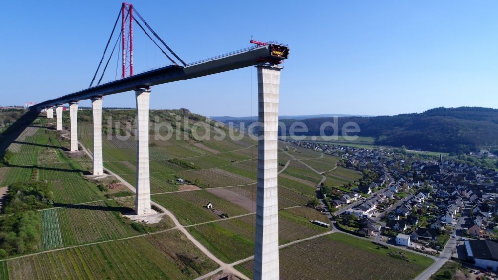 Zeltingen-Rachtig aus der Vogelperspektive: Viadukt- Brückenneubau- Baustelle zum Hochmoselübergang bei Zeltingen-Rachtig im Bundesland Rheinland-Pfalz