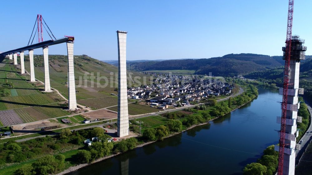 Zeltingen-Rachtig von oben - Viadukt- Brückenneubau- Baustelle zum Hochmoselübergang bei Zeltingen-Rachtig im Bundesland Rheinland-Pfalz