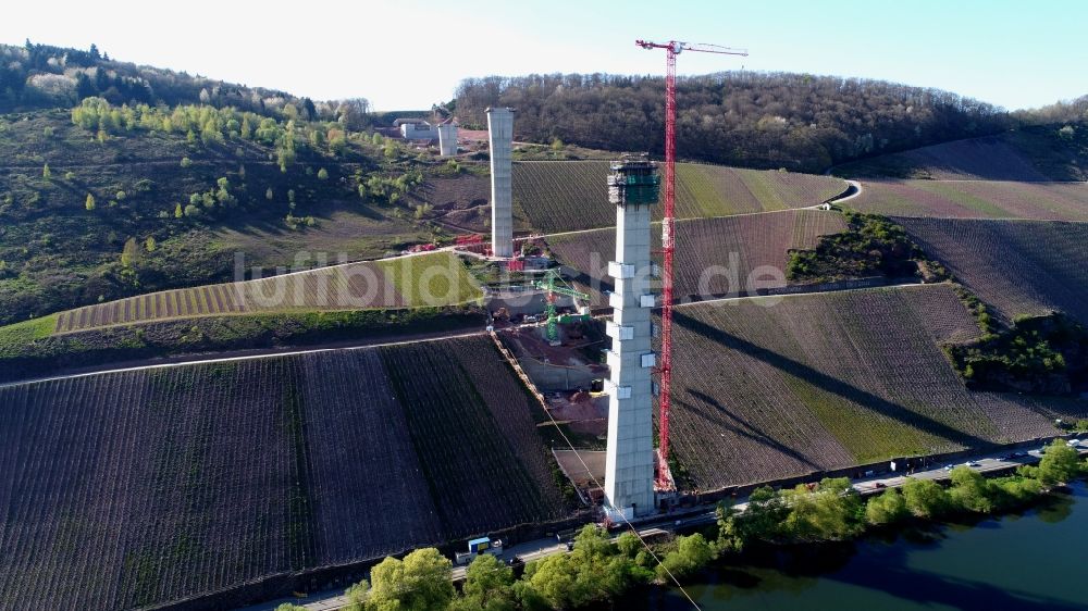 Luftbild Zeltingen-Rachtig - Viadukt- Brückenneubau- Baustelle zum Hochmoselübergang bei Zeltingen-Rachtig im Bundesland Rheinland-Pfalz
