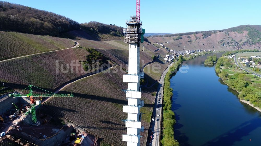 Luftaufnahme Zeltingen-Rachtig - Viadukt- Brückenneubau- Baustelle zum Hochmoselübergang bei Zeltingen-Rachtig im Bundesland Rheinland-Pfalz