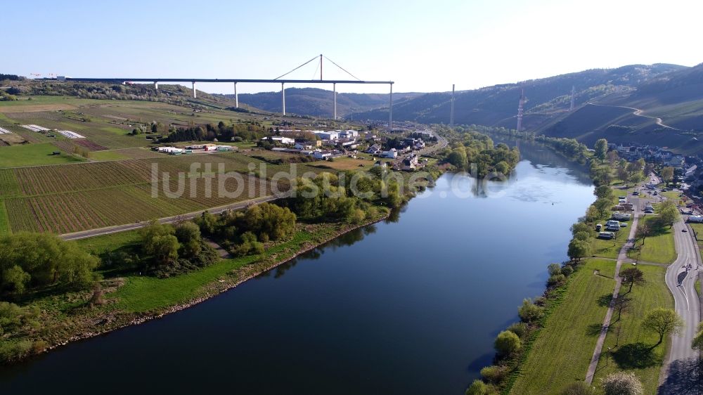 Zeltingen-Rachtig aus der Vogelperspektive: Viadukt- Brückenneubau- Baustelle zum Hochmoselübergang bei Zeltingen-Rachtig im Bundesland Rheinland-Pfalz