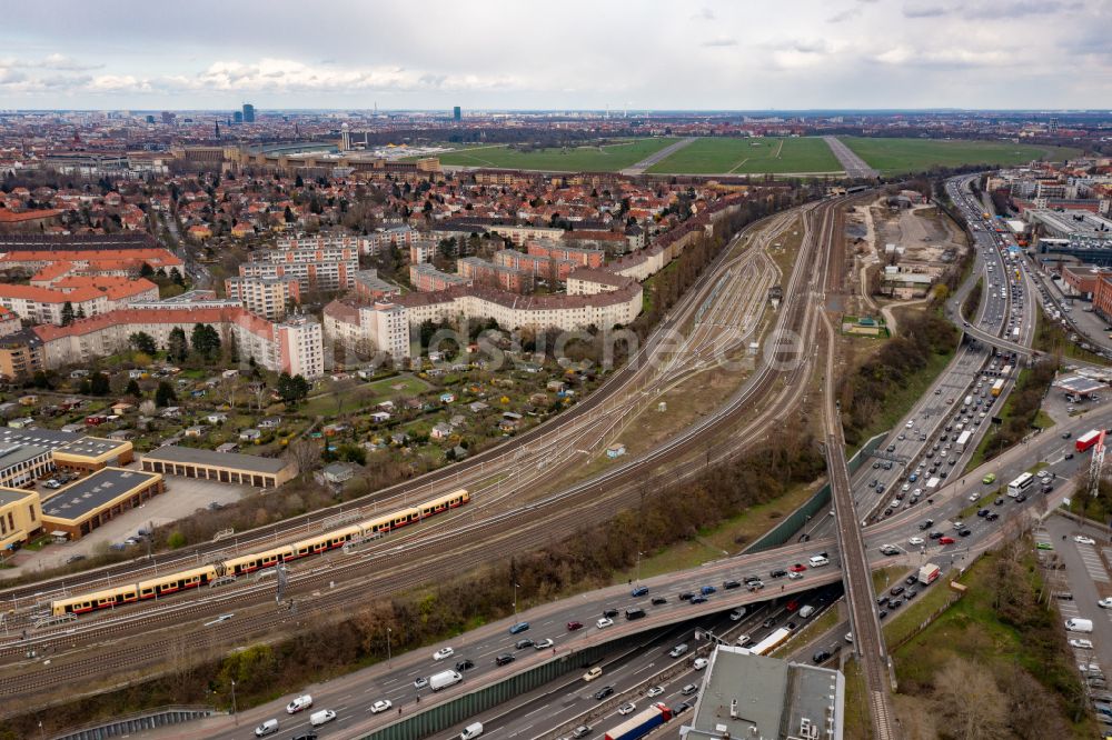 Luftbild Berlin - Viadukt der Schnellstraße Autobahn A100 Sachsendamm in Berlin, Deutschland