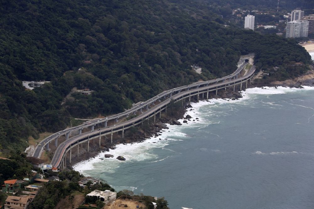 Luftbild Rio de Janeiro - Viadukt der Schnellstraße an der Copacabana in Rio de Janeiro in Brasilien