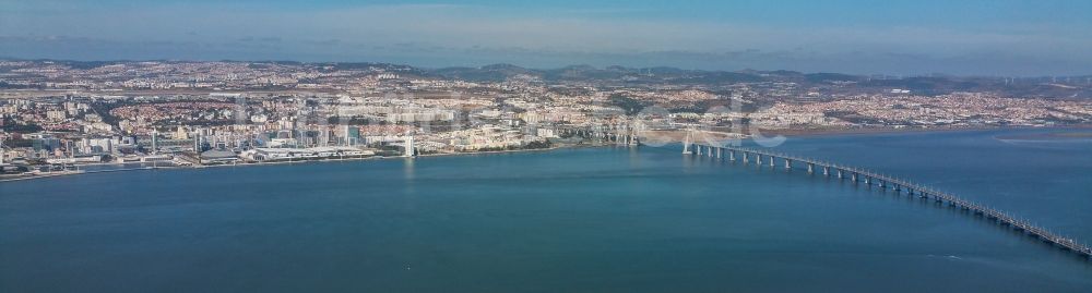 Luftaufnahme Lissabon - Viadukt der Schnellstraße Ponte Vasco da Gama in Lissabon in Lisboa, Portugal