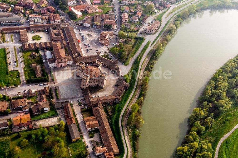 Luftbild Mesola - Vier Schloßtürme des Schloß Castle of Robinie / Castello di Mesola - Delizia Estense am Ufer des Po in Mesola in Emilia-Romagna, Italien