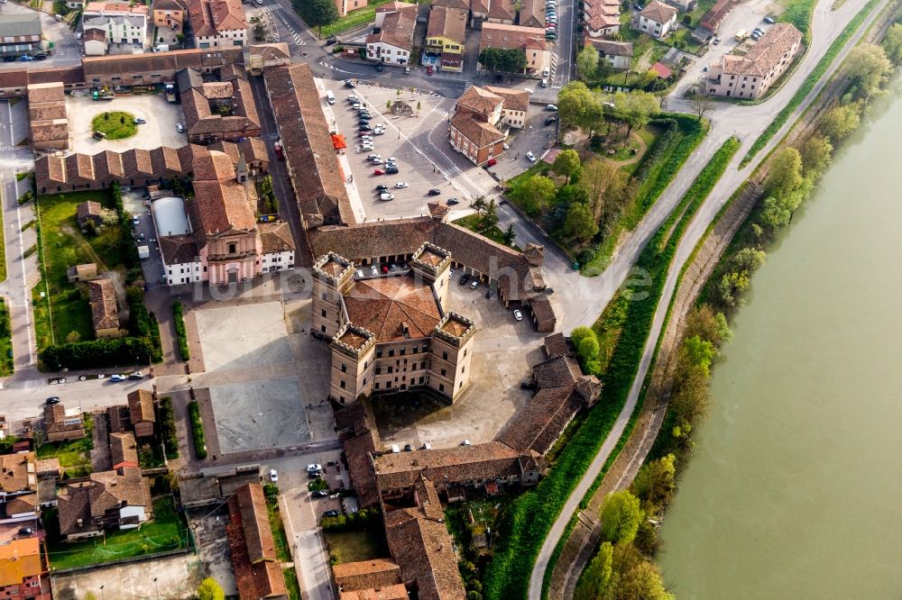 Luftaufnahme Mesola - Vier Schloßtürme des Schloß Castle of Robinie / Castello di Mesola - Delizia Estense am Ufer des Po in Mesola in Emilia-Romagna, Italien
