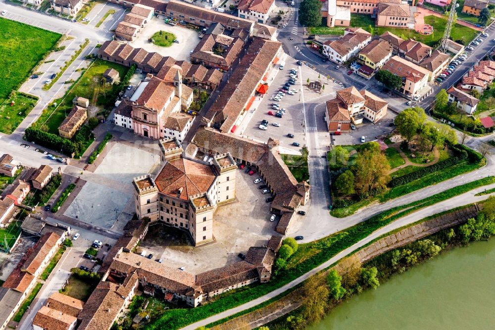 Mesola von oben - Vier Schloßtürme des Schloß Castle of Robinie / Castello di Mesola - Delizia Estense am Ufer des Po in Mesola in Emilia-Romagna, Italien