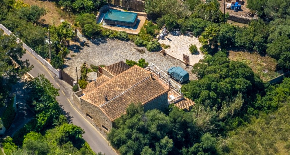 Capdepera aus der Vogelperspektive: Villa Einfamilienhaus Finca Ca'n Bou an der Carrer Major in Capdepera in Islas Baleares, Spanien