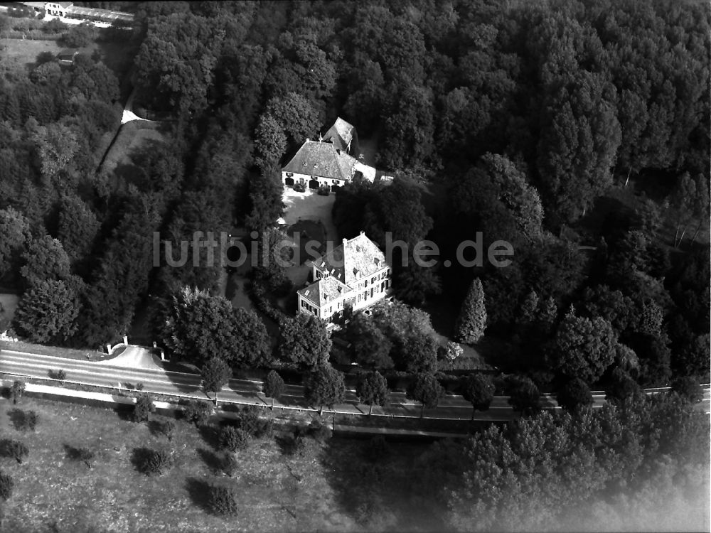 Xanten aus der Vogelperspektive: Villa Einfamilienhaus Haus Balken im Ortsteil Wardt in Xanten im Bundesland Nordrhein-Westfalen, Deutschland