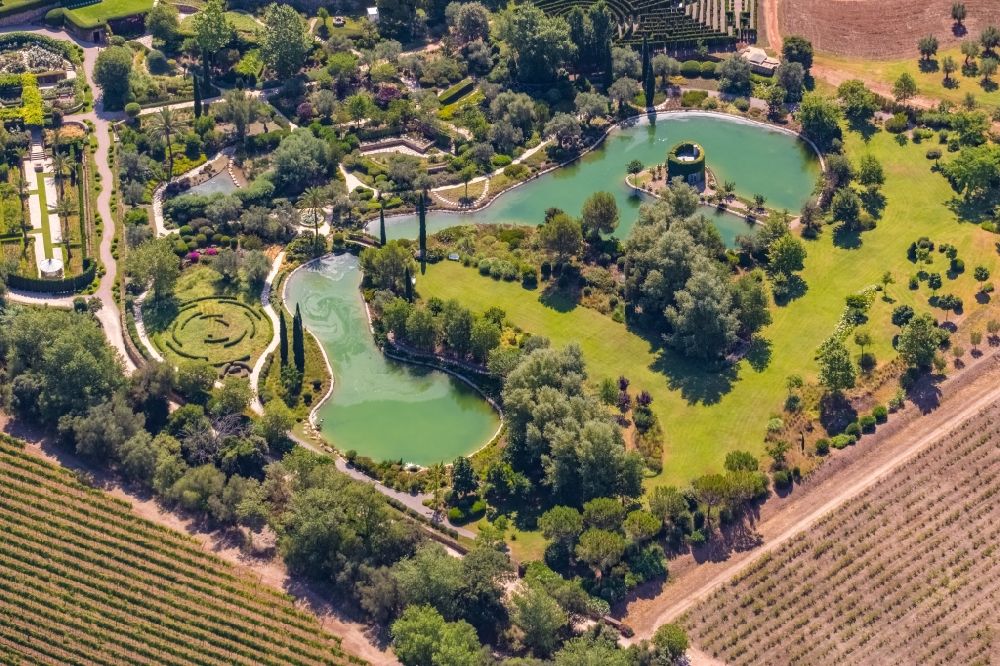 Luftaufnahme Pollenca - Villa Einfamilienhaus mit Irrgarten und Teich - Anlagen in Pollenca in Islas Baleares, Spanien