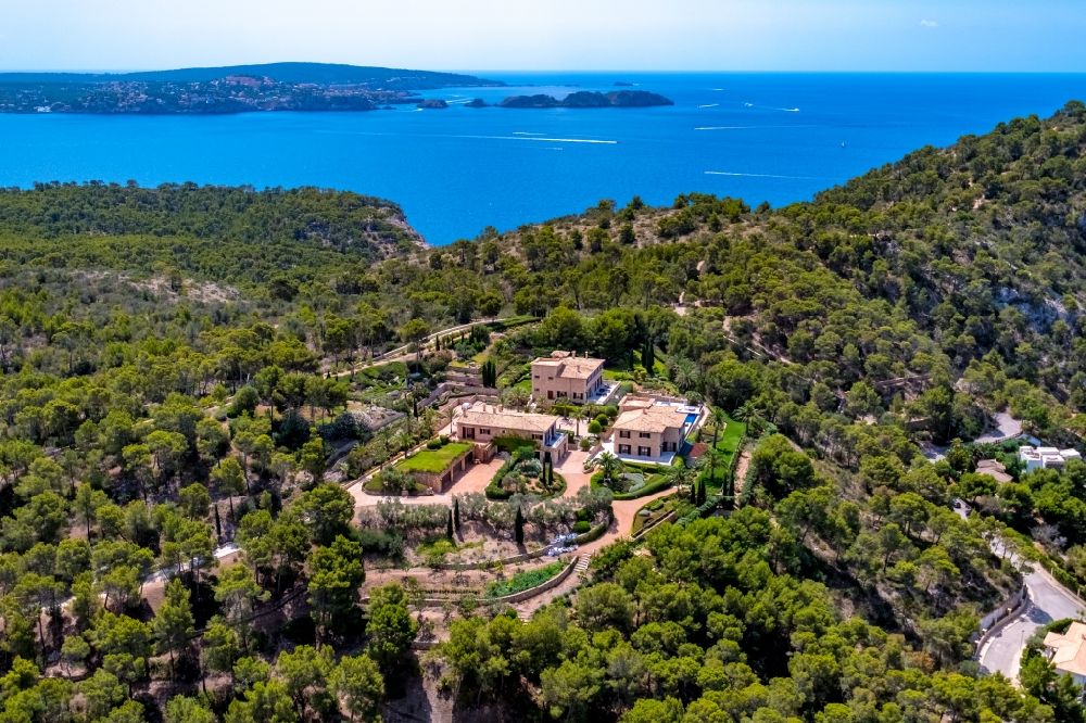 Luftaufnahme Andratx - Villa Einfamilienhaus - Komplex auf dem Gipfel des Hügels an der Carrer Prunera in Andratx in Balearische Insel Mallorca, Spanien