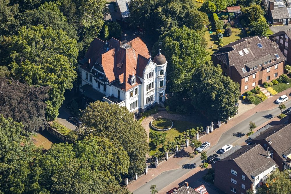 Bottrop aus der Vogelperspektive: Villa Einfamilienhaus Villa Dickmann in Bottrop im Bundesland Nordrhein-Westfalen, Deutschland