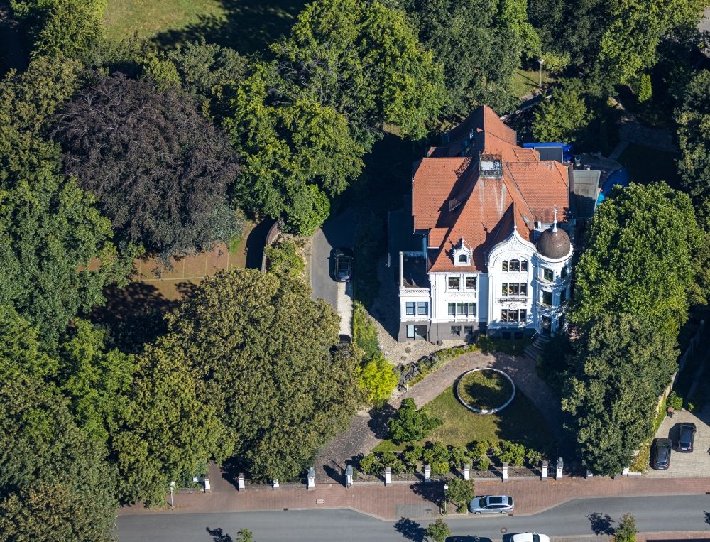 Bottrop von oben - Villa Einfamilienhaus Villa Dickmann in Bottrop im Bundesland Nordrhein-Westfalen, Deutschland