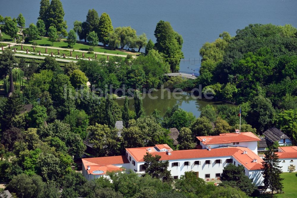 Bukarest aus der Vogelperspektive: Villa am See Lacul Herastrau an der Insel Insula Tradafirilor im Sektor 1 in Bukarest in Rumänien