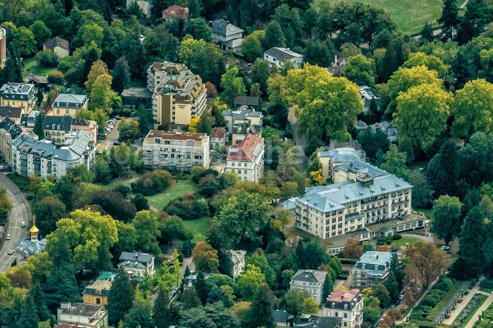 Baden-Baden aus der Vogelperspektive: Villa im Wohngebiet einer Einfamilienhaus- Siedlung in Baden-Baden im Bundesland Baden-Württemberg, Deutschland