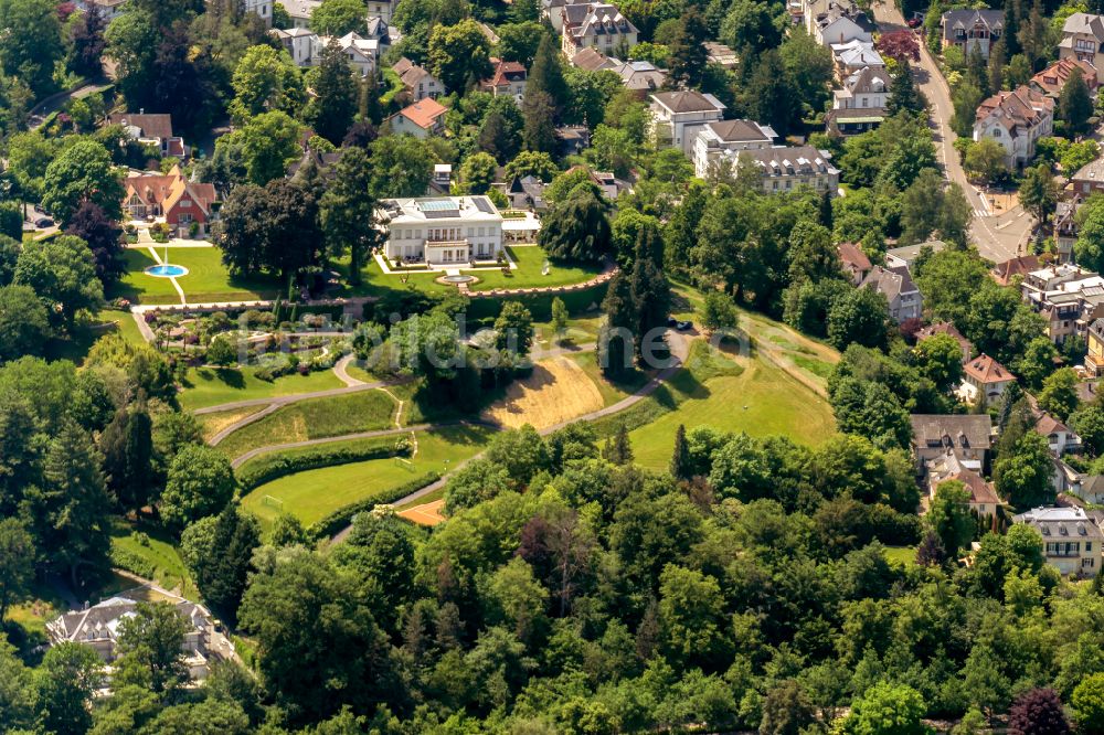 Luftaufnahme Baden-Baden - Villa im Wohngebiet einer Einfamilienhaus- Siedlung in Baden-Baden im Bundesland Baden-Württemberg, Deutschland