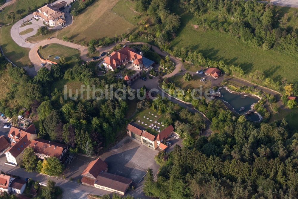 Oberleichtersbach von oben - Villa im Wohngebiet einer Einfamilienhaus- Siedlung in Oberleichtersbach im Bundesland Bayern, Deutschland