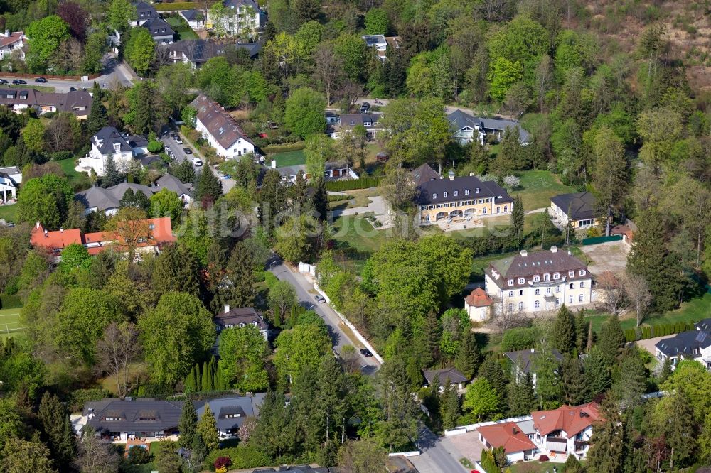 Grünwald aus der Vogelperspektive: Villa im Wohngebiet einer Einfamilienhaus- Siedlung im Ortsteil Geiselgasteig in Grünwald im Bundesland Bayern, Deutschland