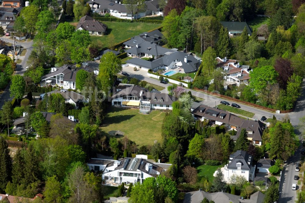 Luftbild Grünwald - Villa im Wohngebiet einer Einfamilienhaus- Siedlung im Ortsteil Geiselgasteig in Grünwald im Bundesland Bayern, Deutschland