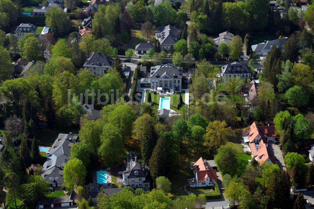 Luftbild Grünwald - Villa im Wohngebiet einer Einfamilienhaus- Siedlung im Ortsteil Geiselgasteig in Grünwald im Bundesland Bayern, Deutschland