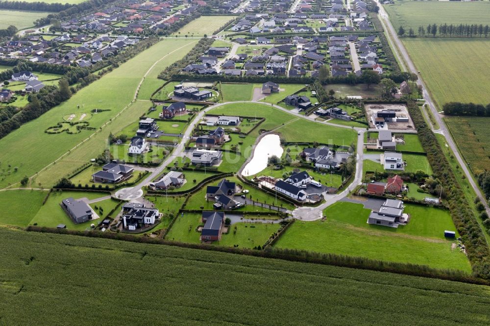 Luftaufnahme Tjaereborg - Villen im Wohngebiet einer Einfamilienhaus- Siedlung in Varde in Jütland, Dänemark