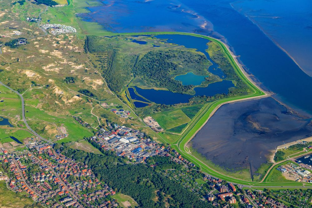 Norderney aus der Vogelperspektive: Vogelschutzgebiet mit Seen und Teichen Südstrandpolder auf der Insel Norderney im Bundesland Niedersachsen, Deutschland