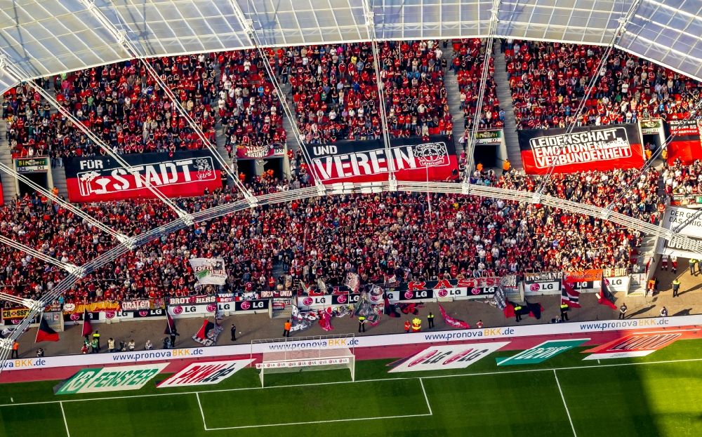 Luftaufnahme Leverkusen - Voll besetztes Stadion BayArena in Leverkusen im Bundesland Nordrhein-Westfalen