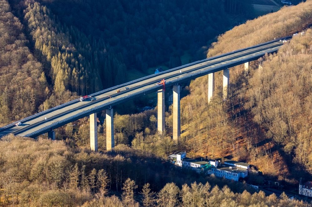 Oberrahmede aus der Vogelperspektive: Vollsperrung des Autobahn- Brückenbauwerk der BAB A45 Talbrücke Rahmede in Oberrahmede im Bundesland Nordrhein-Westfalen, Deutschland