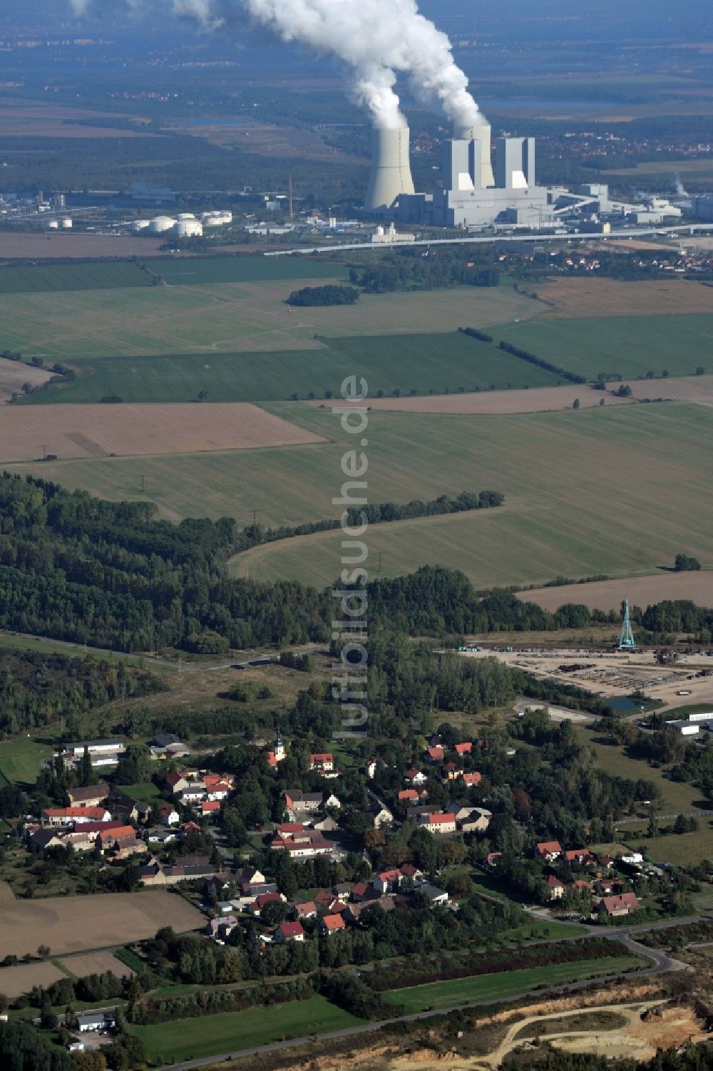 Luftbild Pödelwitz - Vom Abbruch bedrohte Dorf Pödelwitz am Rande des Braunkohle - Tagebaus Schleenhain in Sachsen