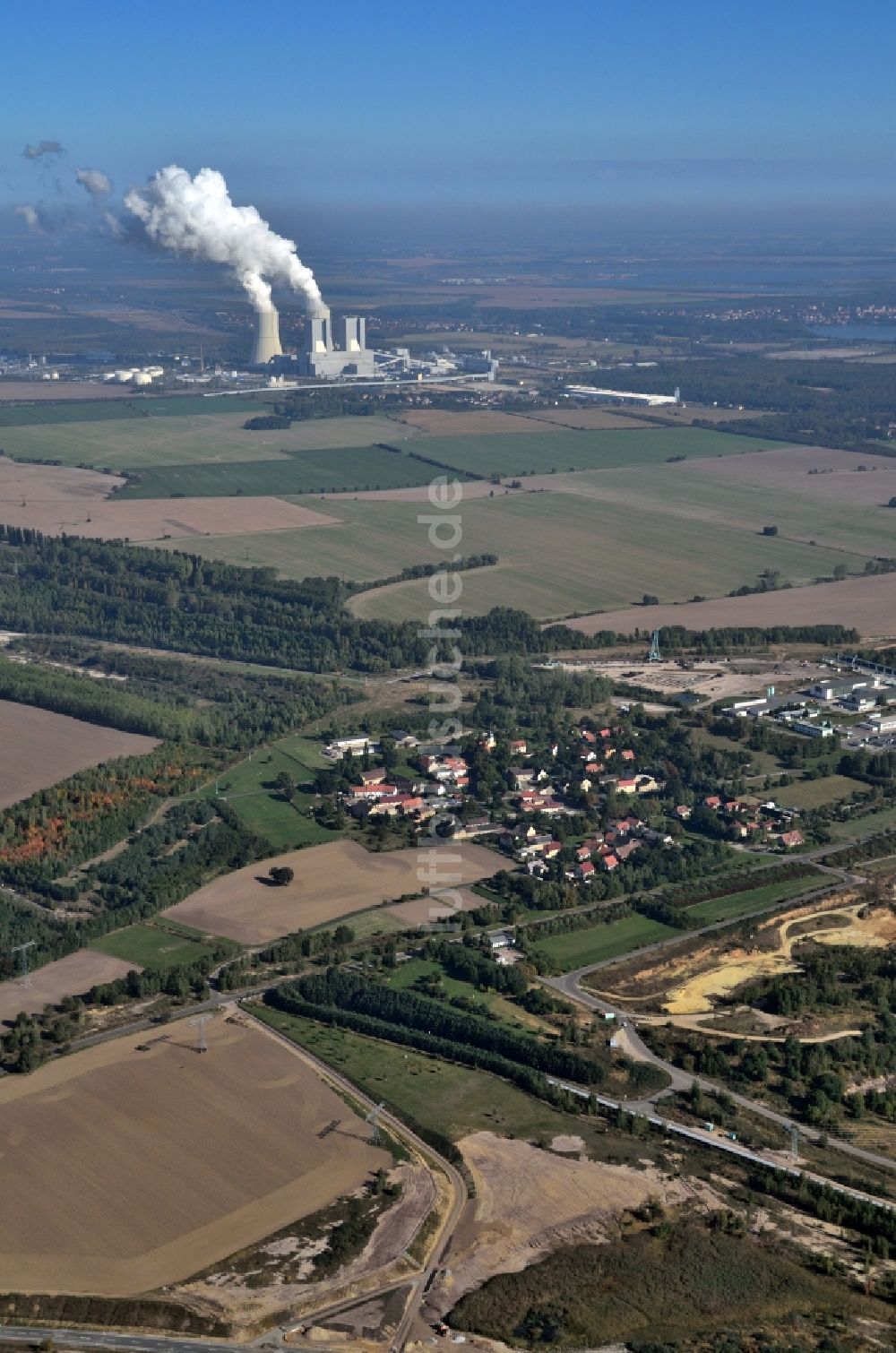Luftaufnahme Pödelwitz - Vom Abbruch bedrohte Dorf Pödelwitz am Rande des Braunkohle - Tagebaus Schleenhain in Sachsen