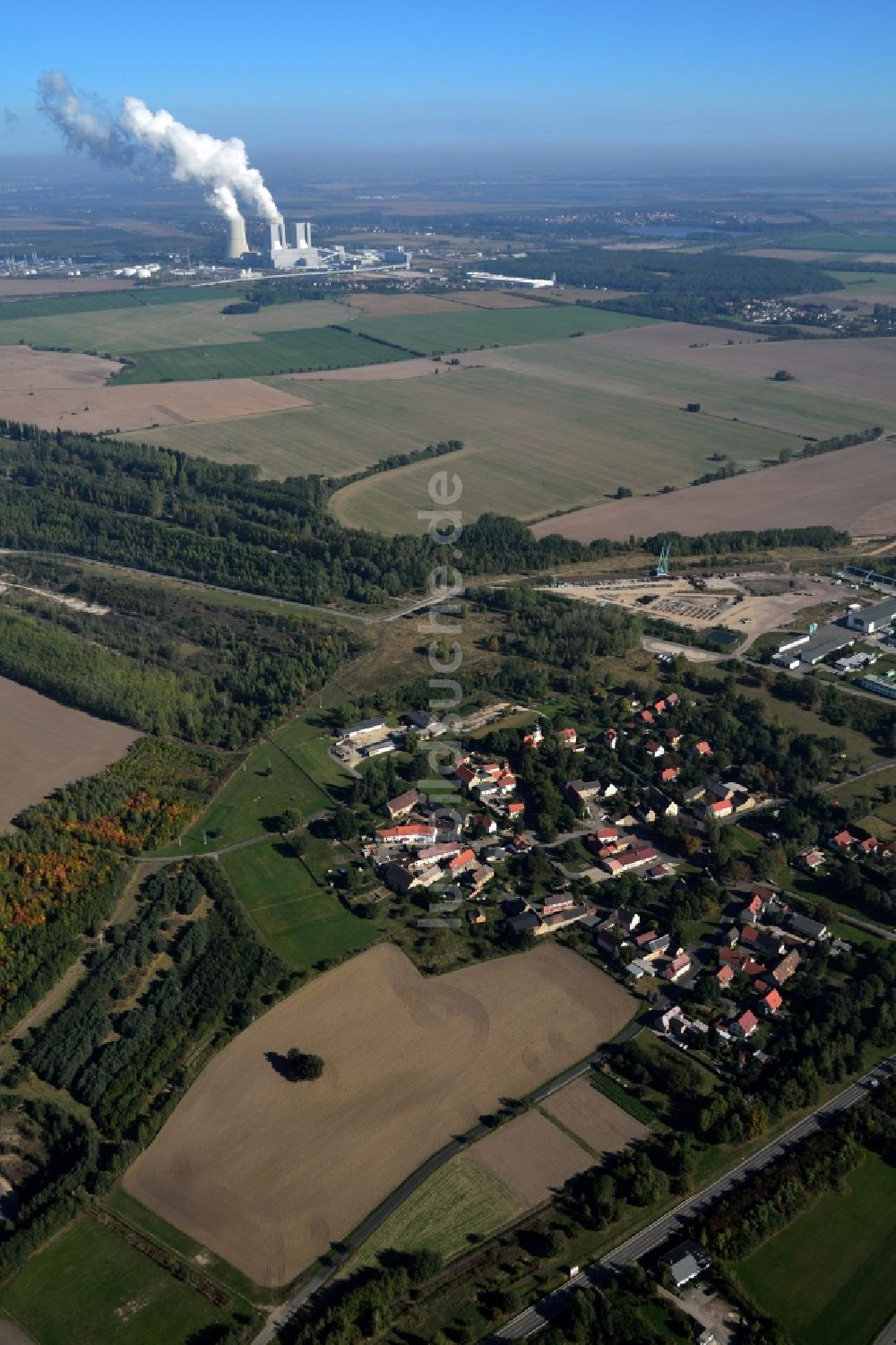 Pödelwitz von oben - Vom Abbruch bedrohte Dorf Pödelwitz am Rande des Braunkohle - Tagebaus Schleenhain in Sachsen