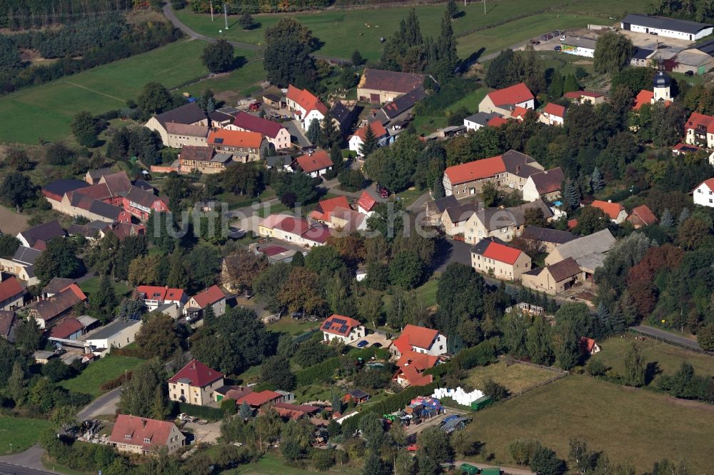 Pödelwitz von oben - Vom Abbruch bedrohte Dorf Pödelwitz am Rande des Braunkohle - Tagebaus Schleenhain in Sachsen