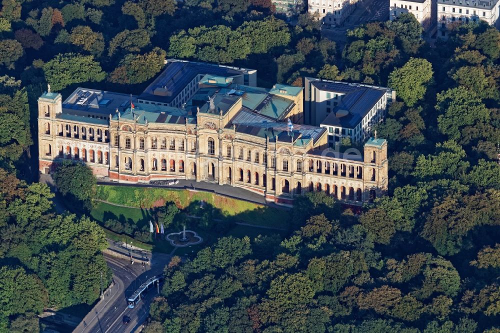 Luftaufnahme München - Vom Abendlicht beleuchtetes Maximilianeum in München Haidhausen im Bundesland Bayern
