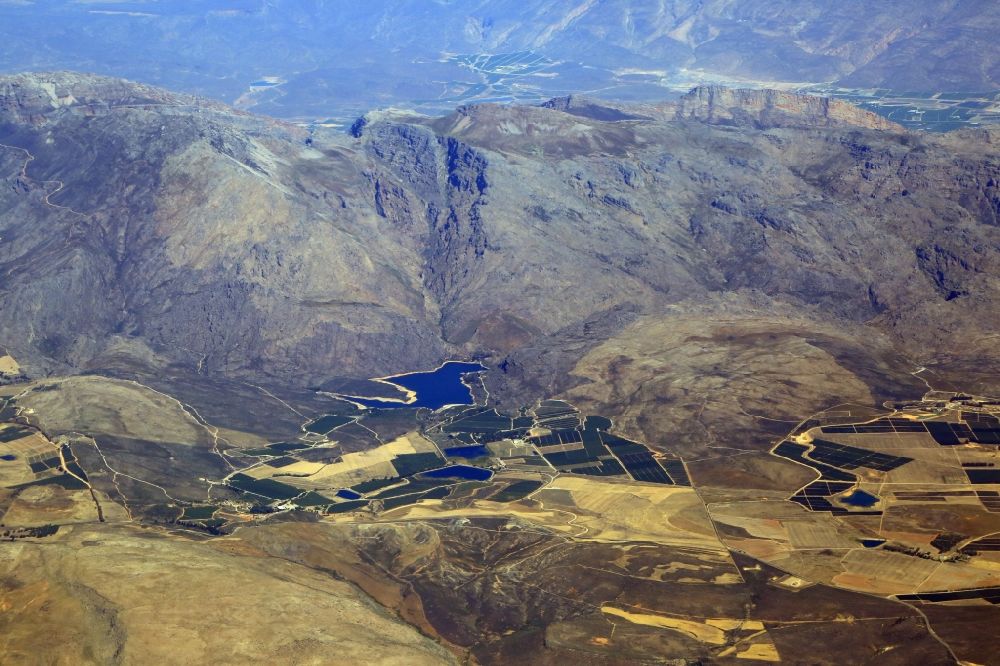 Breede River DC von oben - Von Bergen umsäumte Landschaft beim Lakenvlei Damm in Breede River DC in der Provinz Westkap, Südafrika