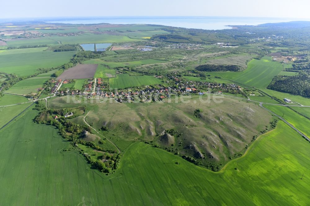 Kiralyszentistvan aus der Vogelperspektive: Von Bergen umsäumte Landschaft in Kiralyszentistvan in Wesprim, Ungarn