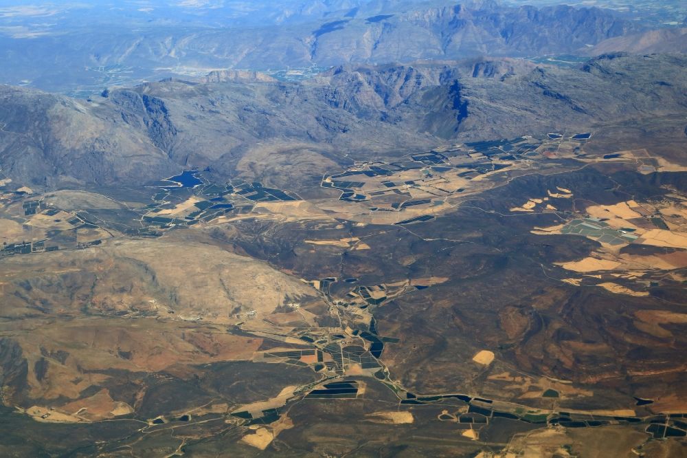 Luftaufnahme Breede River DC - Von Bergen umsäumte Landschaft mit landwirtschaftlicher Nutzung in Breede River DC in der Provinz Westkap, Südafrika