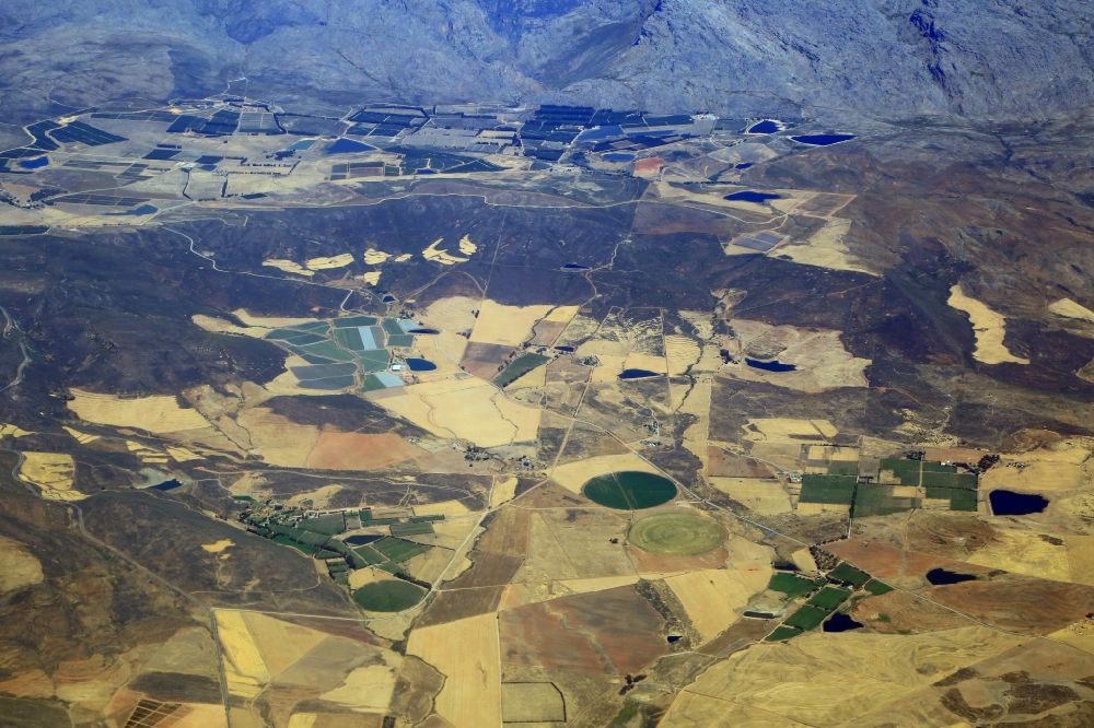 Luftbild Breede River DC - Von Bergen umsäumte Landschaft mit landwirtschaftlicher Nutzung in Breede River DC in der Provinz Westkap, Südafrika