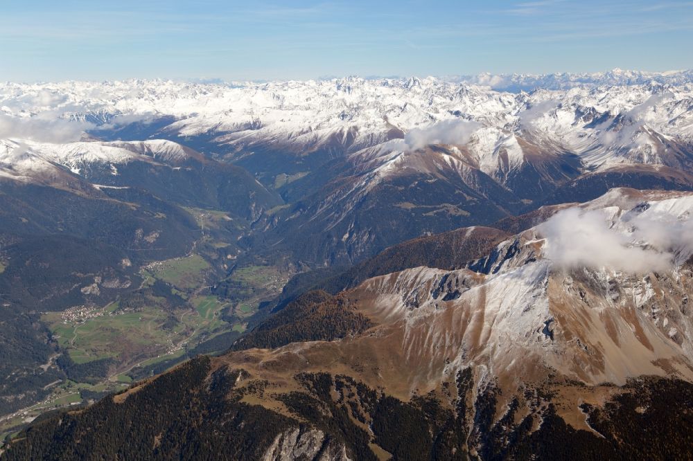 Luftbild Albula/Alvra - Von Bergen umsäumte Tallandschaft in Albula/Alvra im Kanton Graubünden, Schweiz
