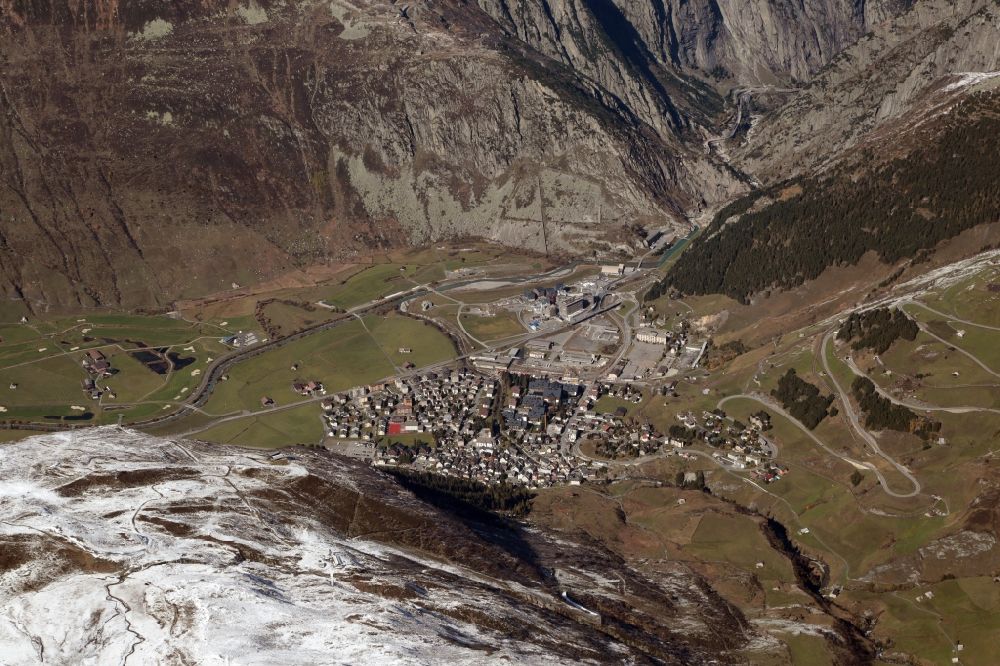 Luftbild Andermatt - Von Bergen umsäumte Tallandschaft in Andermatt im Kanton Uri, Schweiz