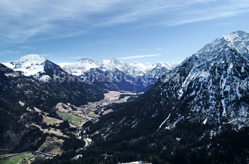 Bad Hindelang von oben - Von Bergen umsäumte Tallandschaft in Bad Hindelang im Bundesland Bayern, Deutschland